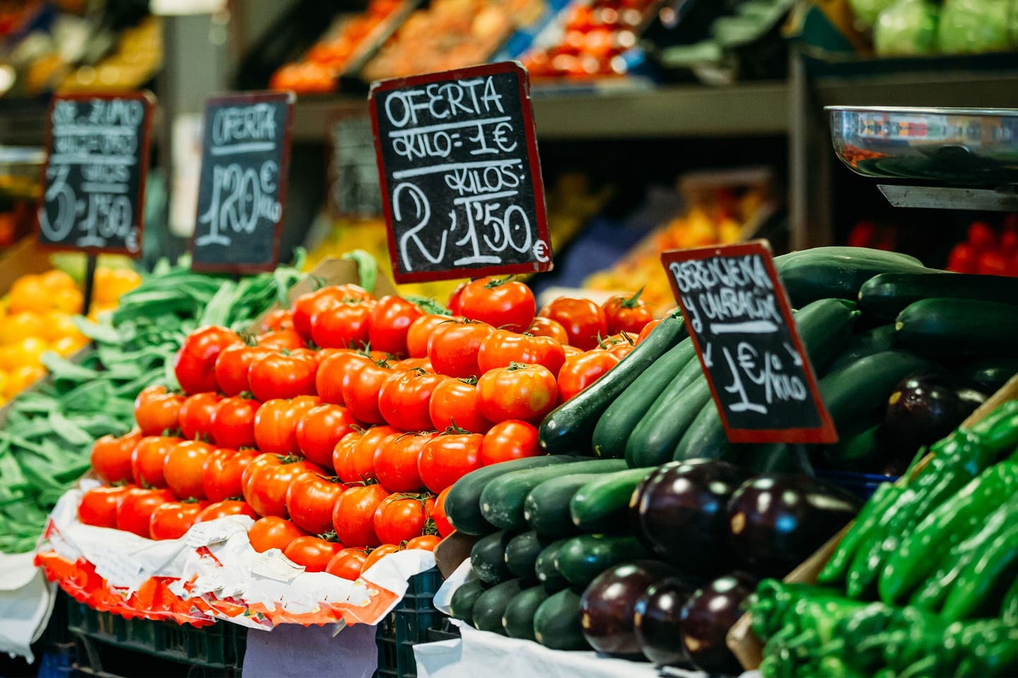 Gemüsestand mit Tomaten, Zucchini und anderen landwirtschaftlichen Erzuegnissen