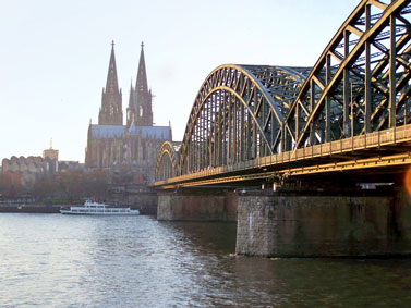 Hotels in Köln - Blick auf den Dom und den Rhein