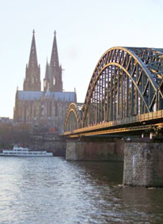 Zu den Angeboten Hotels in Köln - Blick auf den Dom und den Rhein