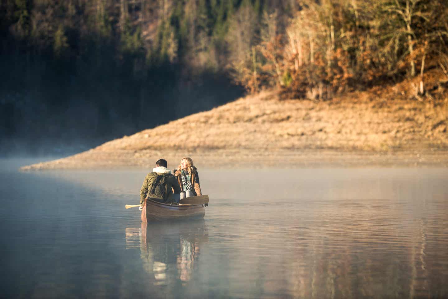 Bodensee Urlaub: Paar im Kanu rudert im See