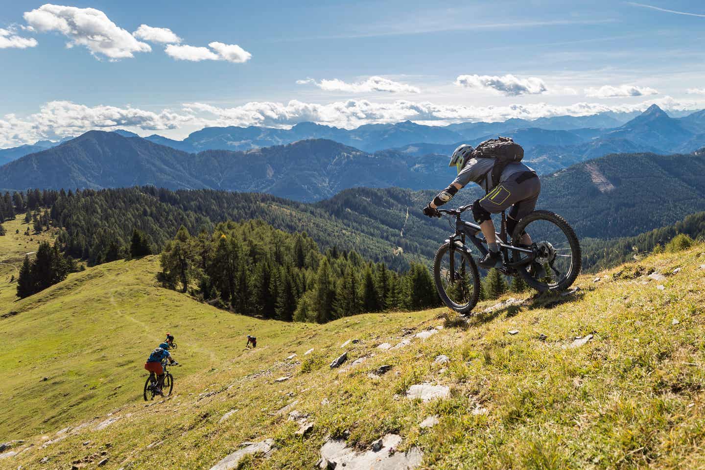 Wandern in Österreich: die Alpen als Reiseziel im Juni