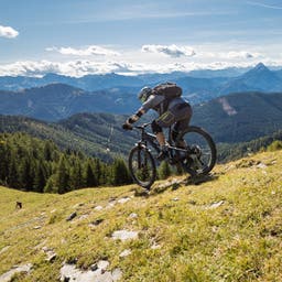 oesterreich-kaernten-alpen-mountainbike-fahren-g-1430639813.jpg