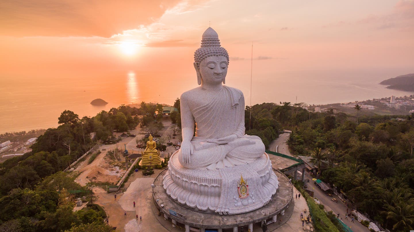 Der Big Buddha in Phuket in der Abenddämmerung