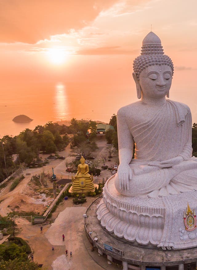 Die schönsten Buddha-Tempel in Südthailand Der Big Buddha in Phuket in der Abenddämmerung