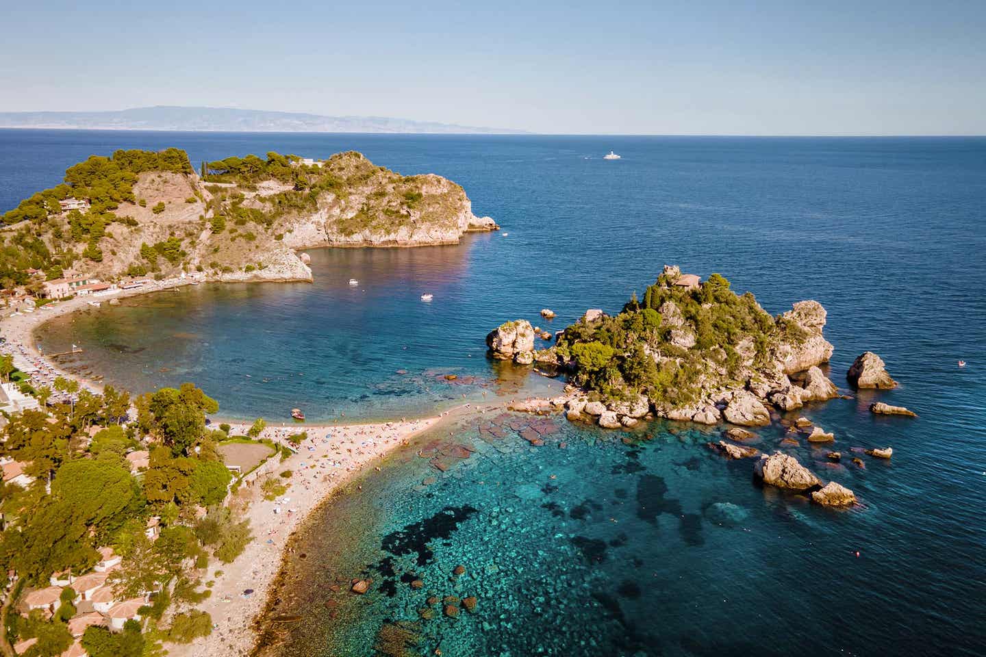 Blick auf Isola Bella mit einem der besten Strände Siziliens