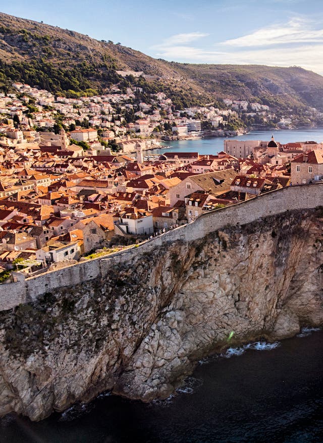 Kroatiens Top-Sehenswürdigkeiten Kroatiens Sehenswürdigkeiten: Dubrovniks Festung in der Sonne