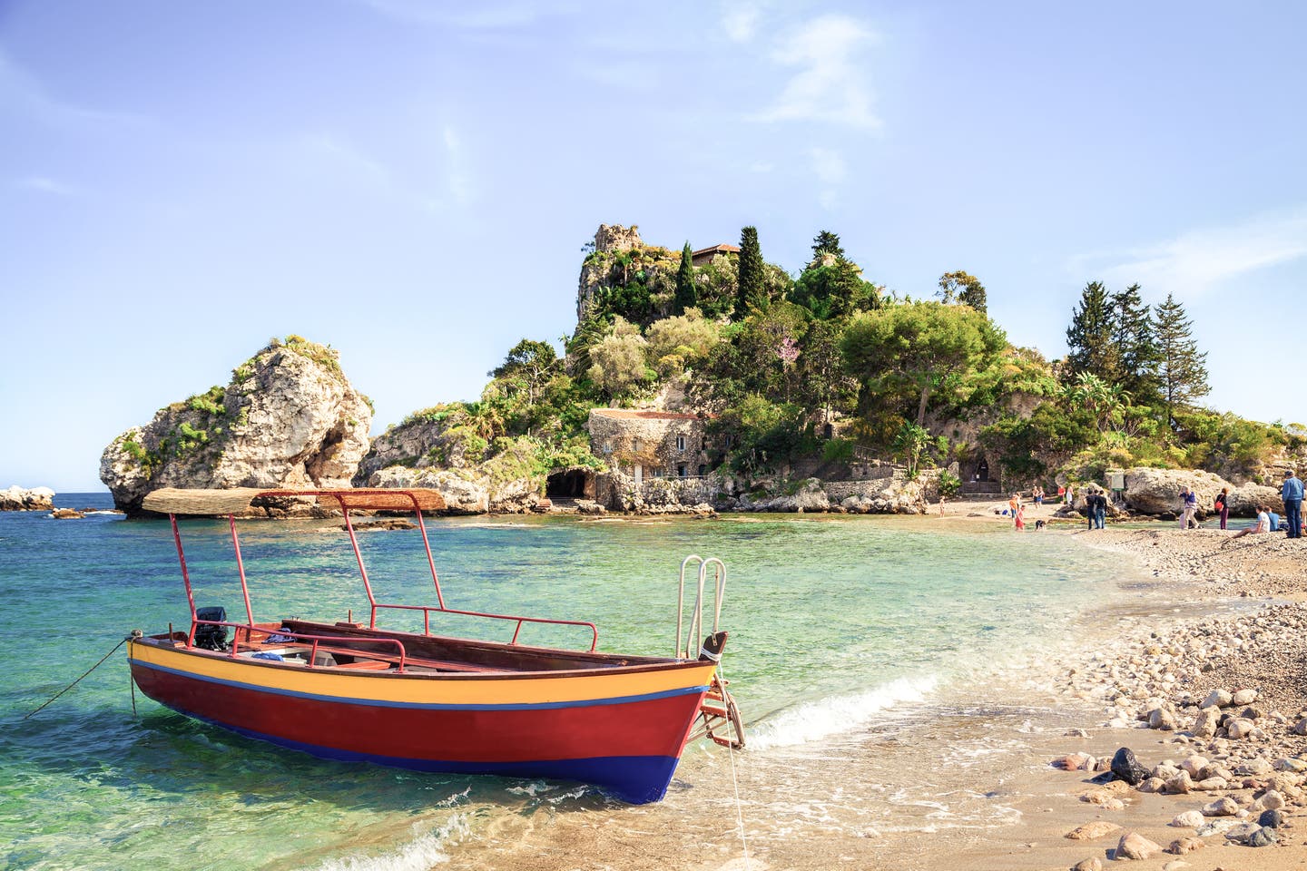 Die beste Reisezeit Siziliens. Kleines Boot am Strand