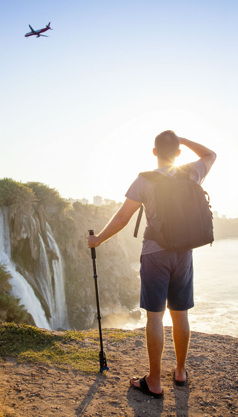 Mann blick auf eine Bucht