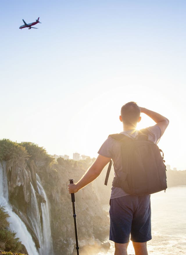 Rundreise finden Mann blick auf eine Bucht
