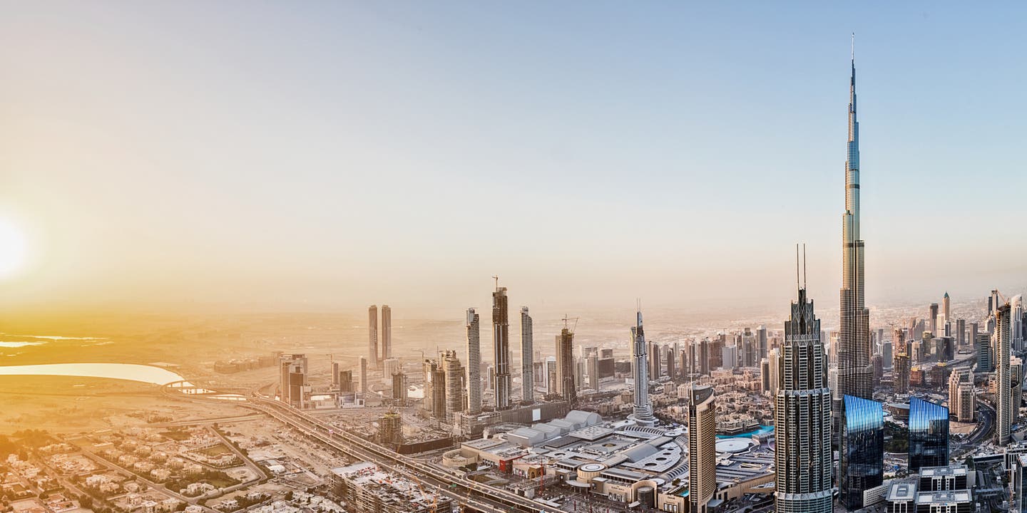 Blick auf Dubais Skyline und den Burj Khalifa bei Sonnenuntergang