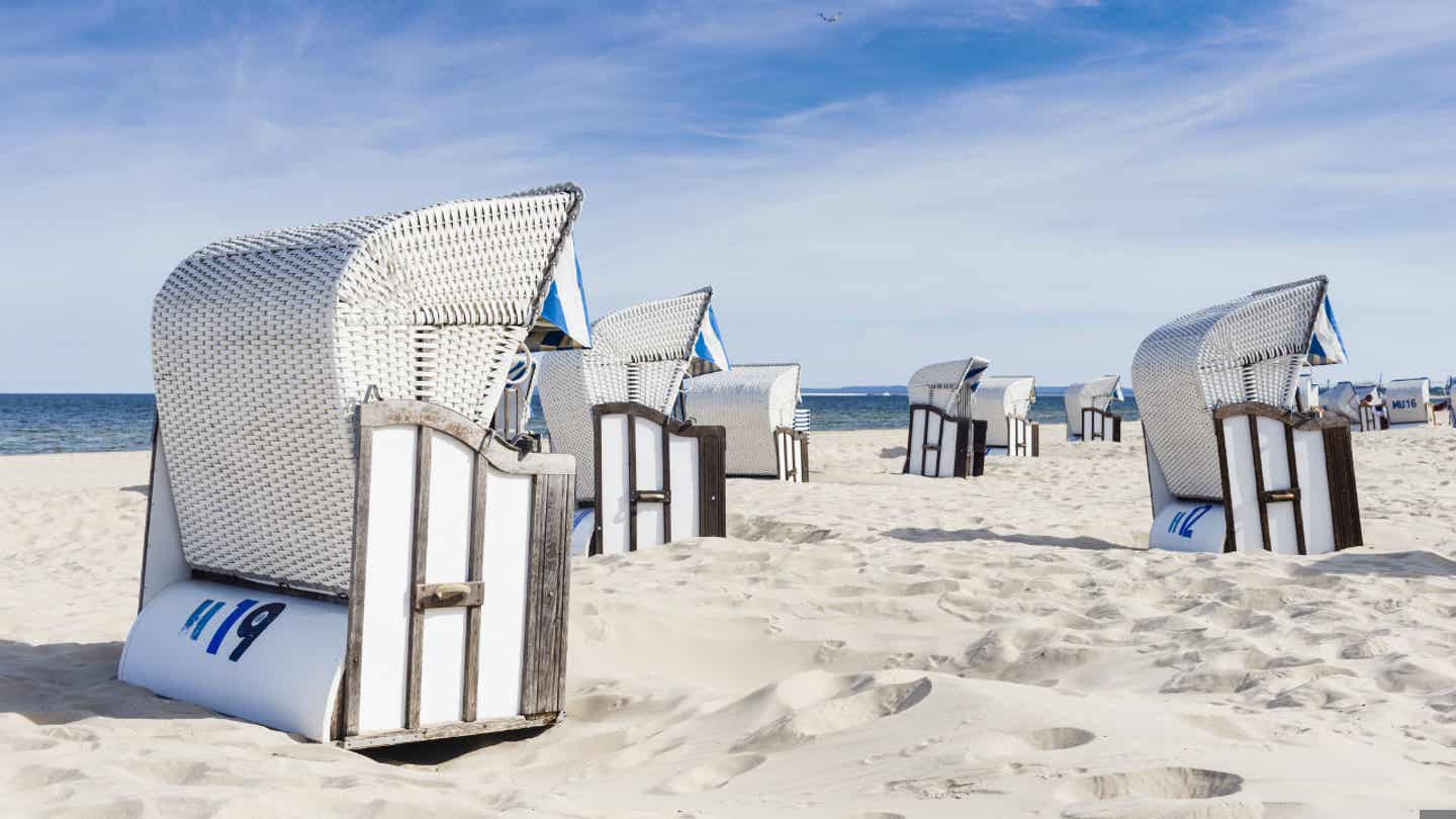 Blau-weiße Strandkörbe am Sandstrand von Usedom