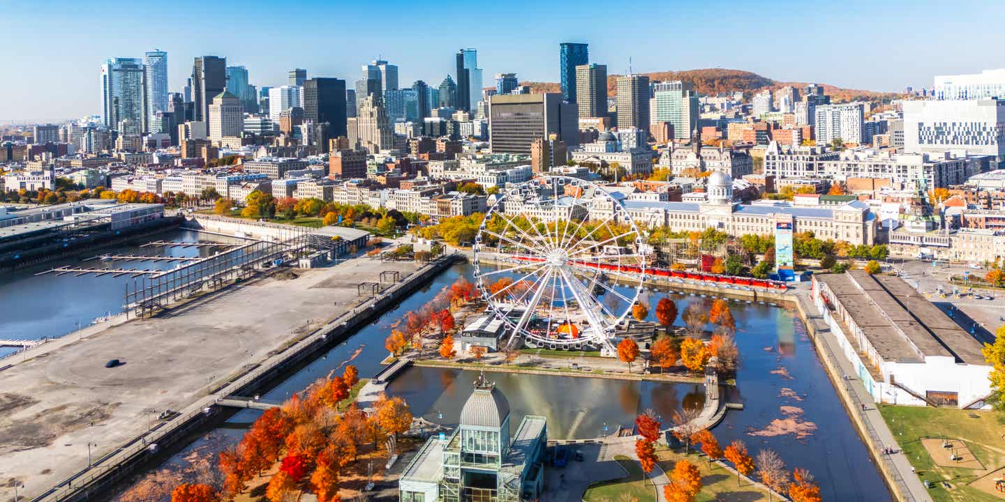 Luftaufnahme der Stadt Montreal mit dem alten Hafen