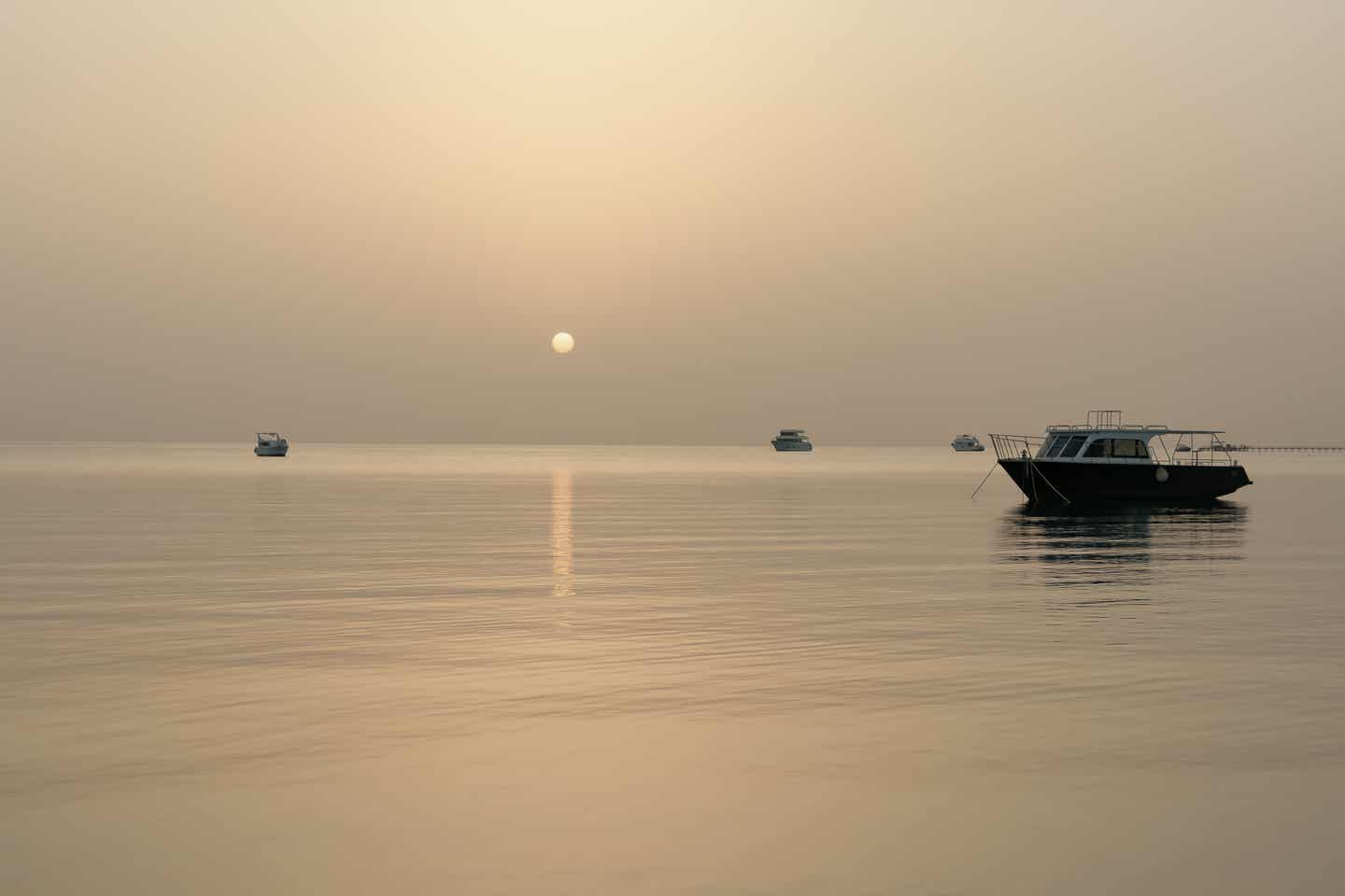 Makadi Bay Urlaub mit DERTOUR. Boote auf dem Roten Meer in der Morgendämmerung