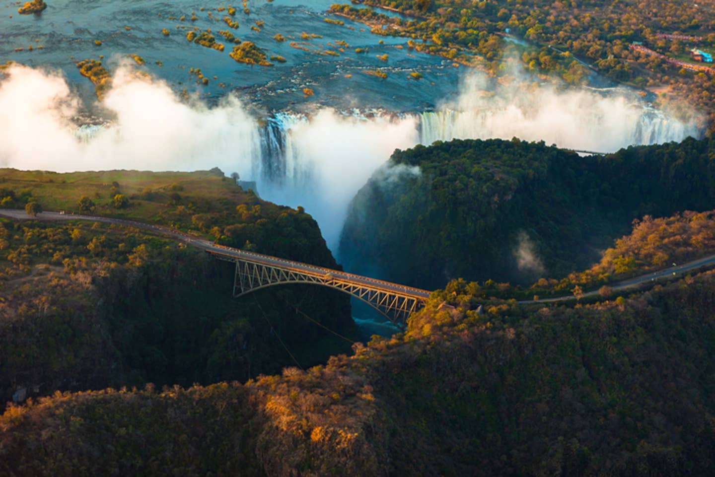 Rundreisen Sambia: Brücke bei den Victoria-Wasserfällen in Sambia Rundreisen Sambia: Brücke bei den Victoria-Wasserfällen in Sambia