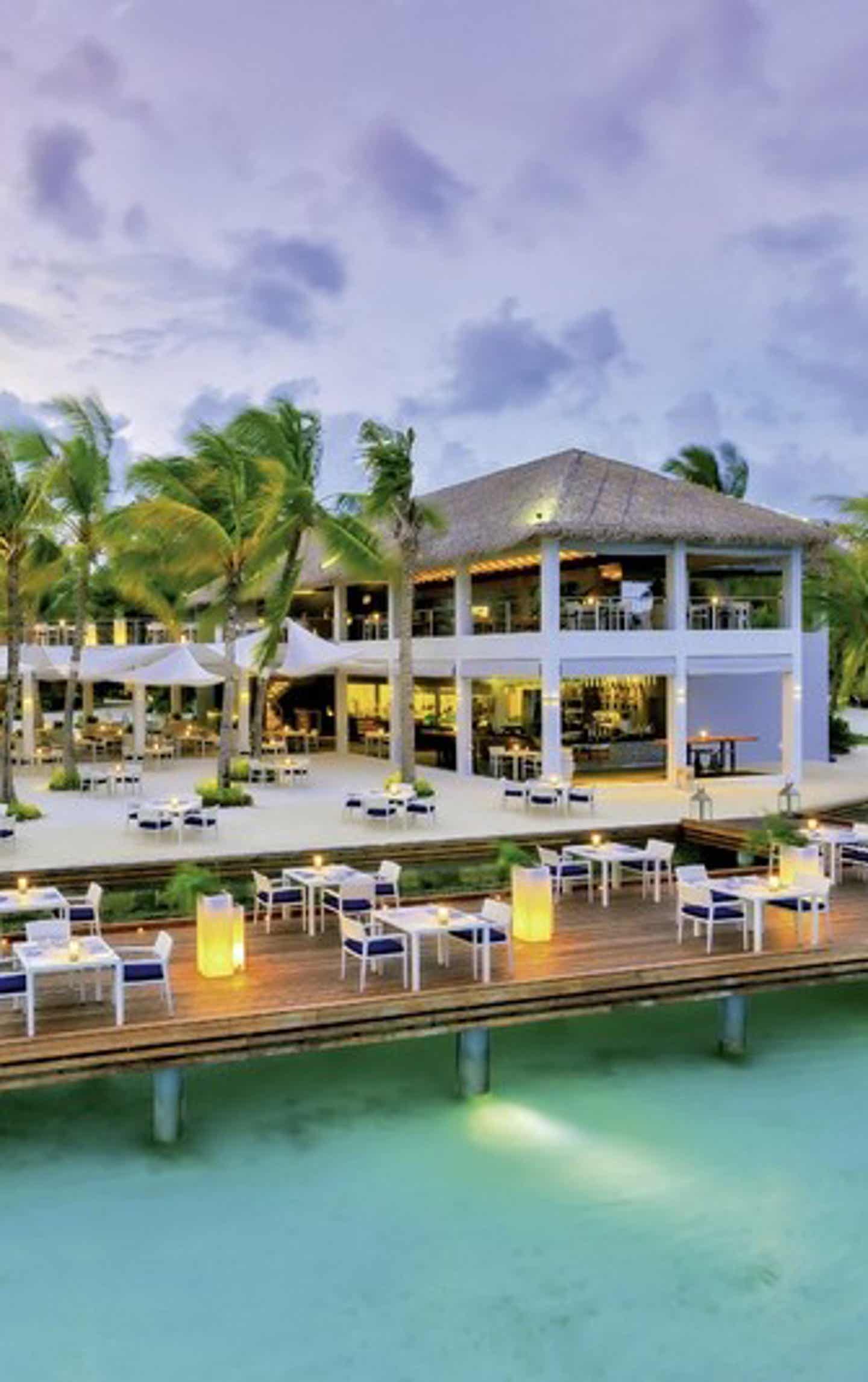 Hotelterrasse des Kurumba Maledives Hotels auf dem Wasser