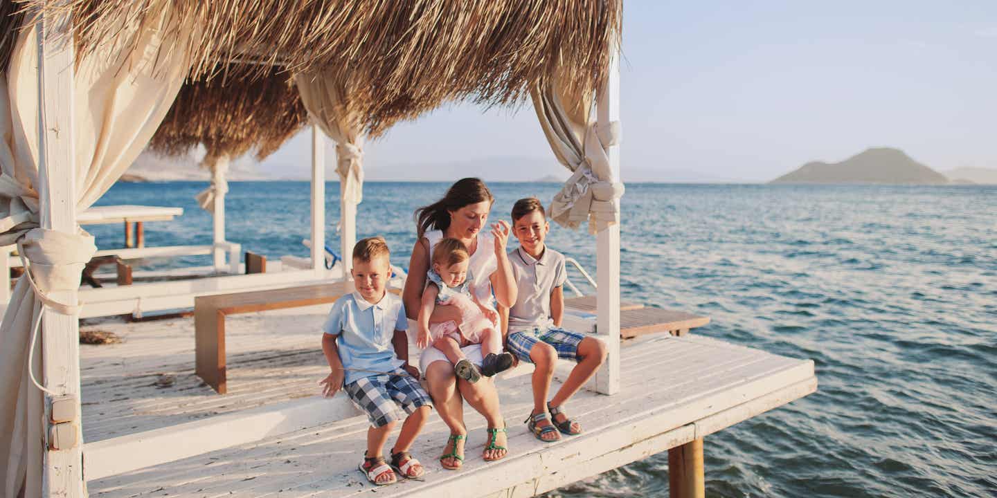 Eine Familie genießt im Familienurlaub in der Türkei die frische Luft am Meer