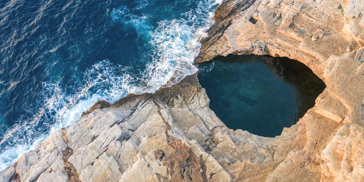 Instgram-Spot: Giola Felsenbecken auf der griechischen Insel Thassos mit türkisgrünem Wasser in der Vormittagssonne 