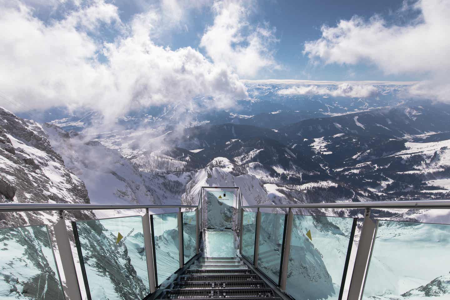 Österreich Urlaub mit DERTOUR. „Treppe ins Nichts" – gläserne Aussichtsplattform am Dachstein in Oberösterreich