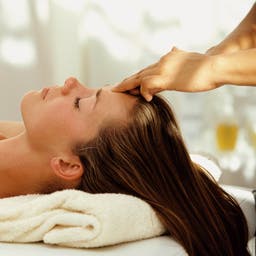 wellness-frau-bei-gesichtsbehandlung-p-I13734.jpg