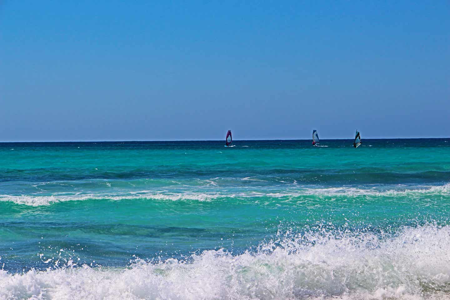 Urlaub in El Arenal – Surfer vor der Küste