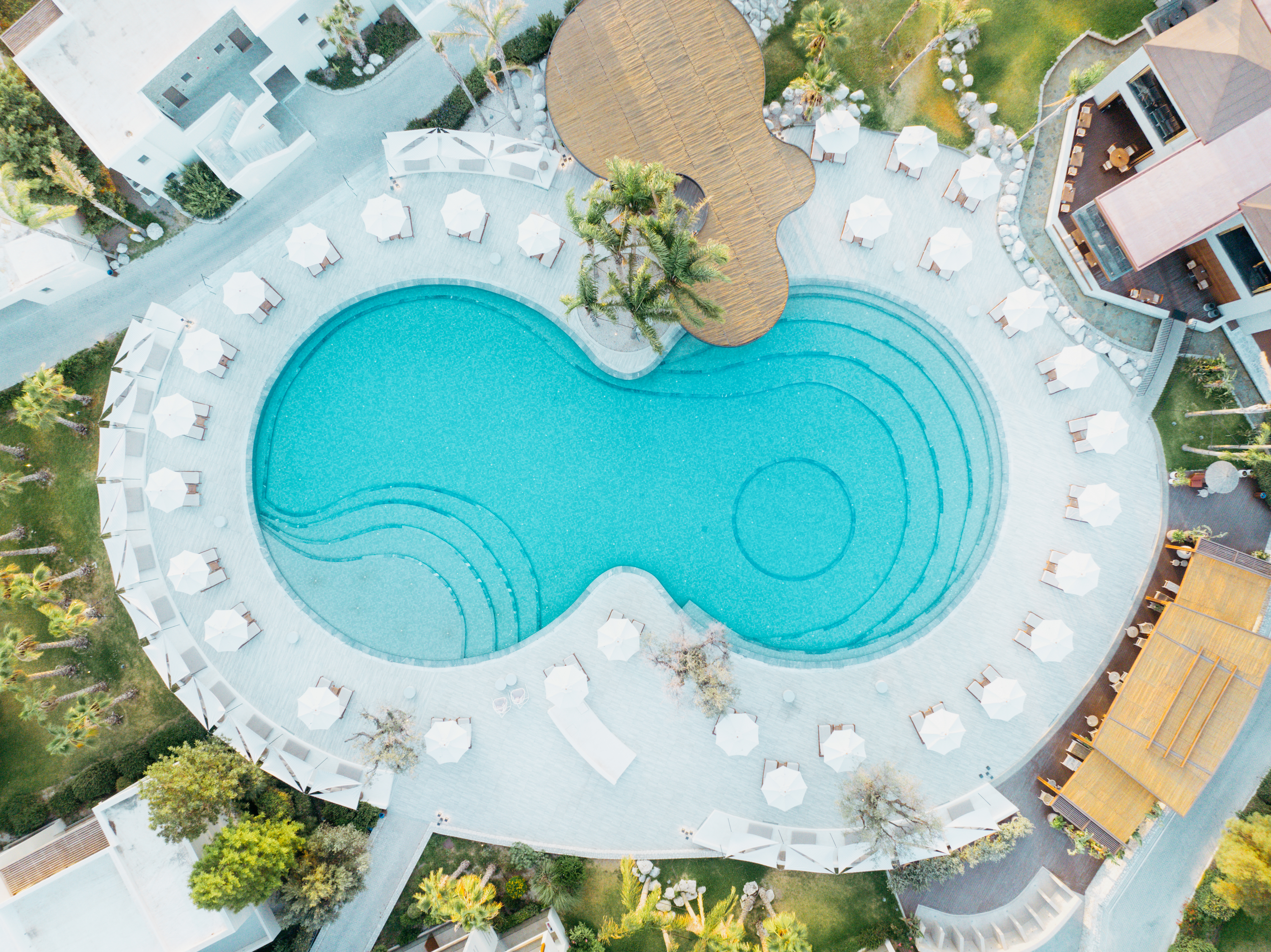 Luxuriöse Poolanlage im Sentido Port Royal auf Rhodos mit modernen Liegeflächen
