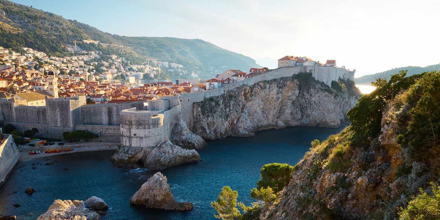 Blick auf die Altstadt von Dubrovnik, die über der Adriaküste thront