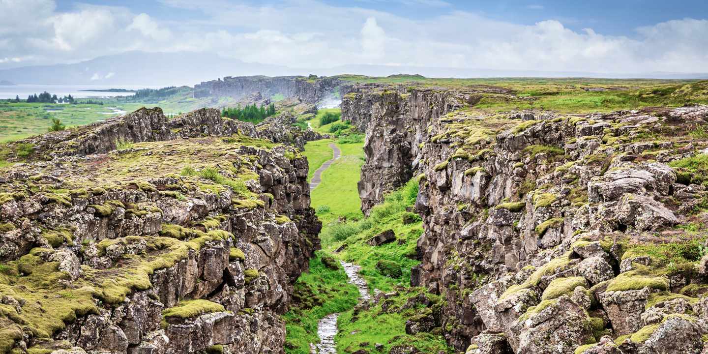 Ein schmaler Pfade zwischen einer Felszerklüftung im Thingvellir Nationalpark auf Island