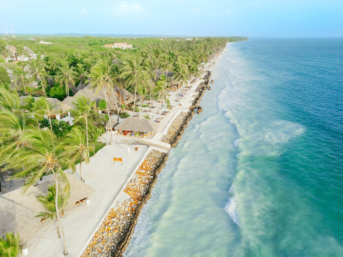 Luftaufnahme des Bluebay Resorts zwischen Palmen direkt am Indischen Ozean