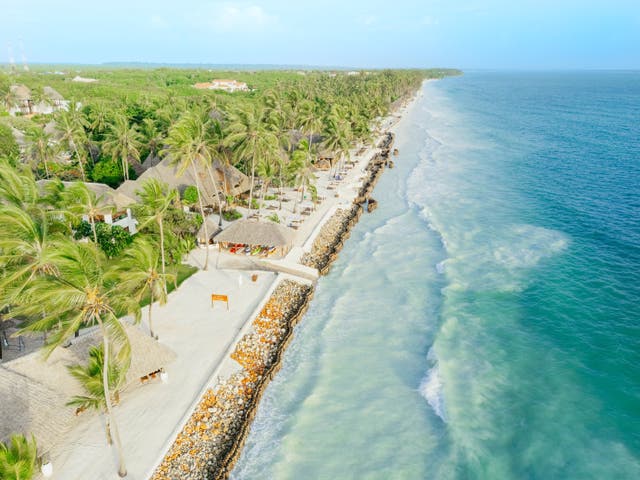 Luftaufnahme des Bluebay Resorts zwischen Palmen direkt am Indischen Ozean