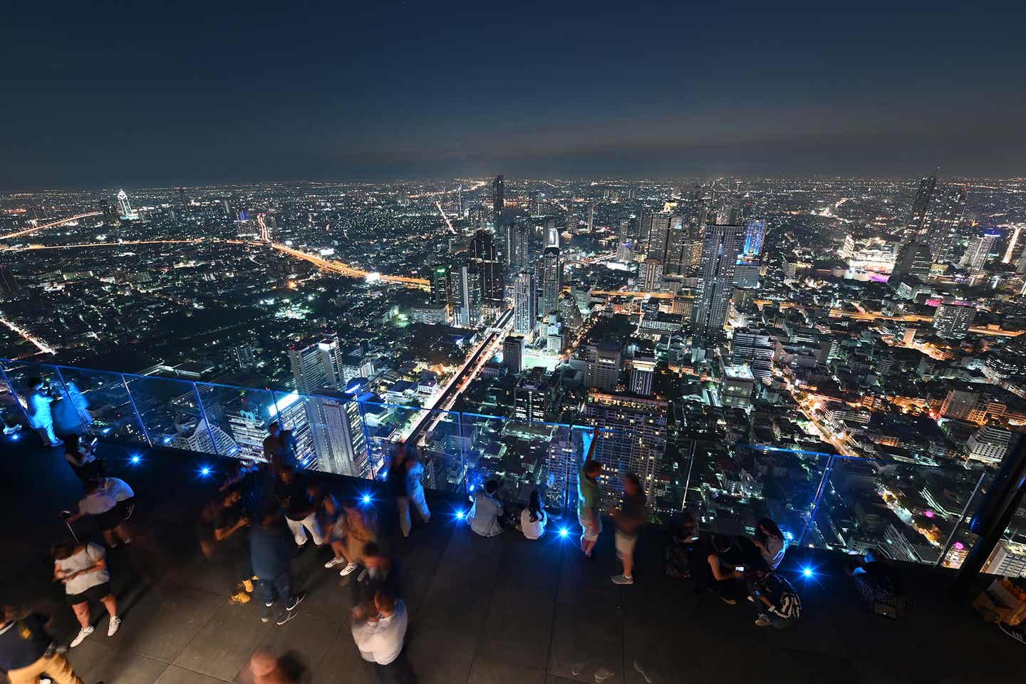 Panormaaussicht auf Bangkok bei Nacht