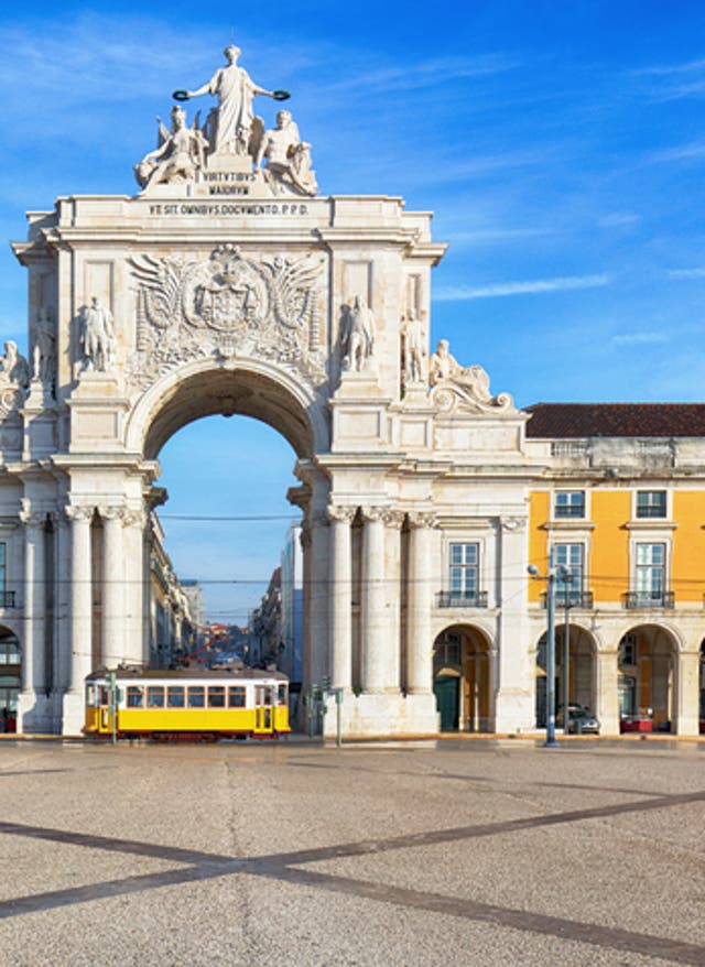Hotel buchen Praca Commercio Straßenbahn in Lissabon
