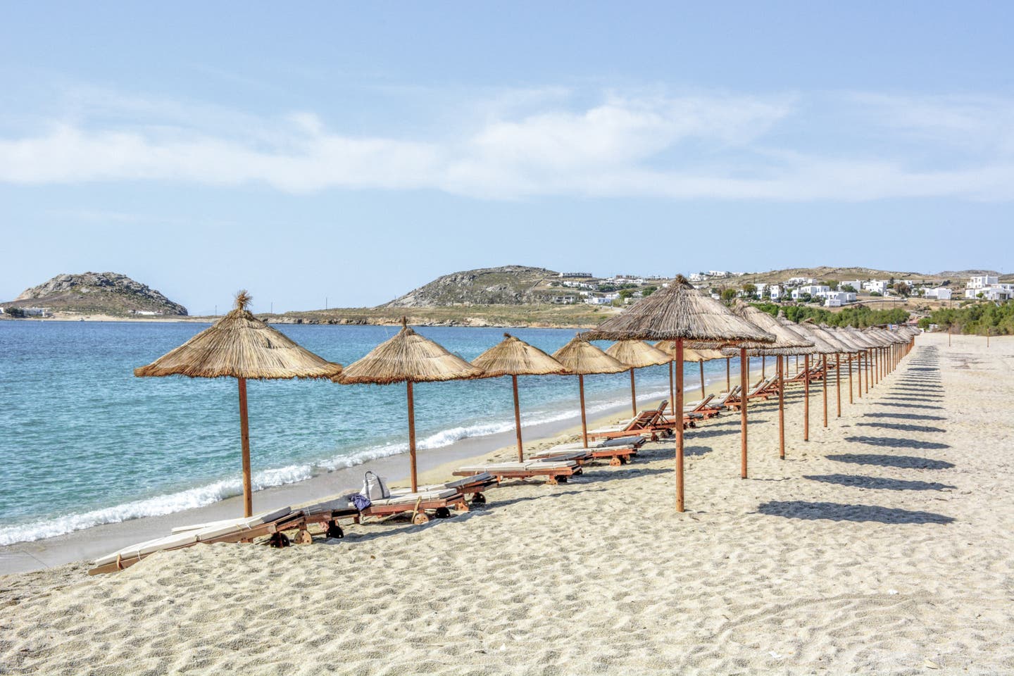 Mykonos Strände: Schirme und Liegen an einem Sandstrand auf Mykonos