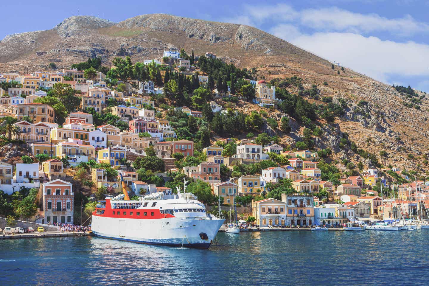 Nach Symi fahren regelmäßig Fähren von Rhodos