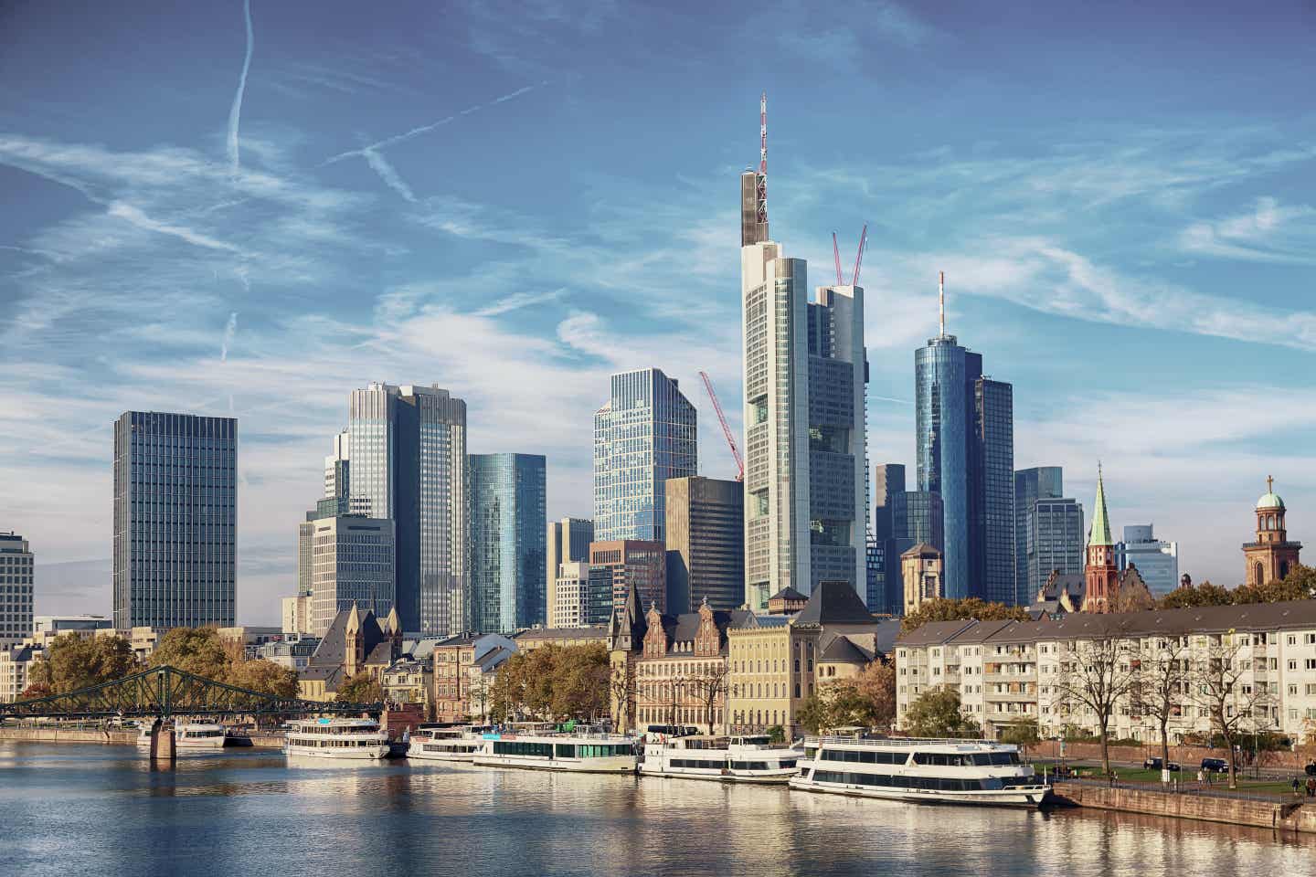 Hessen Urlaub mit DERTOUR. Skyline Frankfurt am Mains vom Fluss aus fotografiert