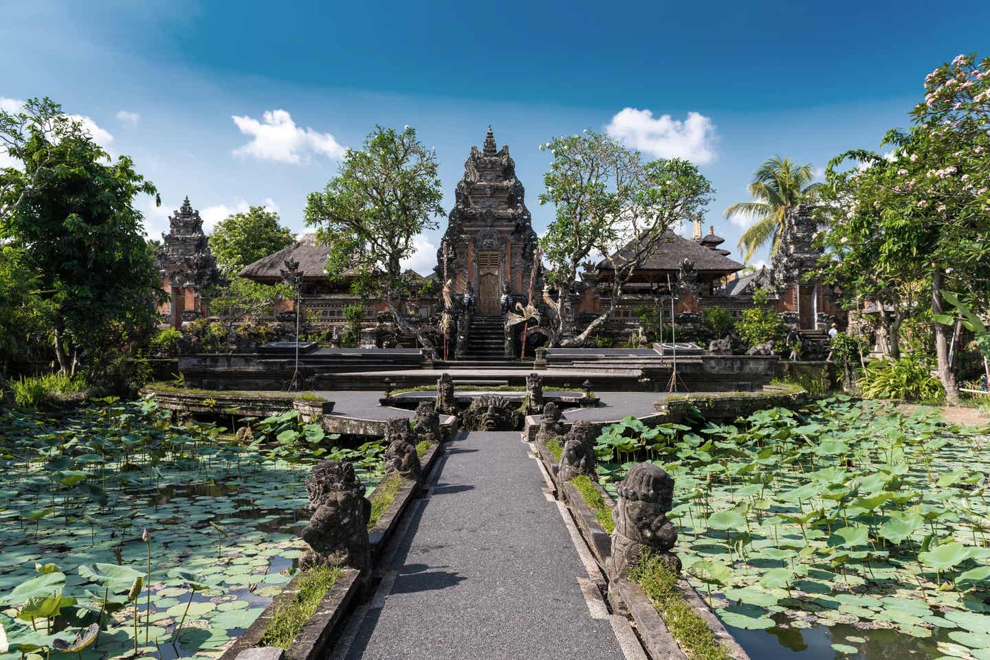 Reisekalender März. Pura-Taman-Saraswati-Tempel in Indonesien