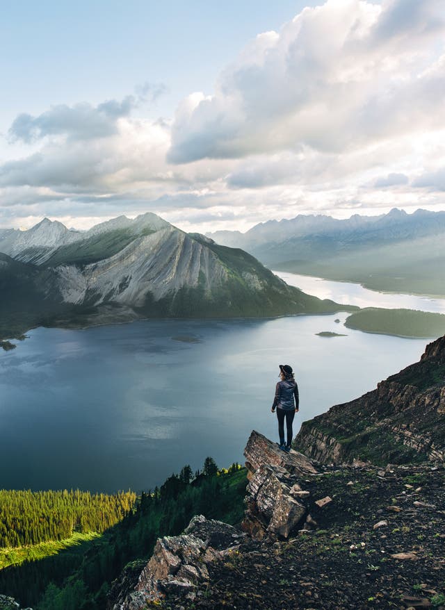 Kanadas Sehenswürdigkeiten Kanada Sehenswürdigkeiten: Frau steht auf Berg in Alberta