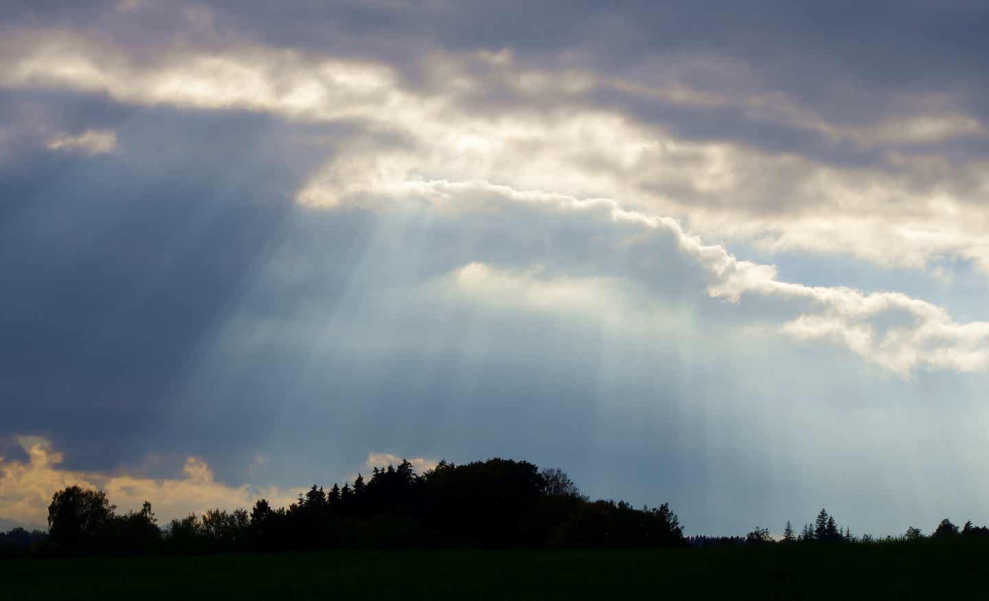 Wolken brechen auf und lassen Sonne durch