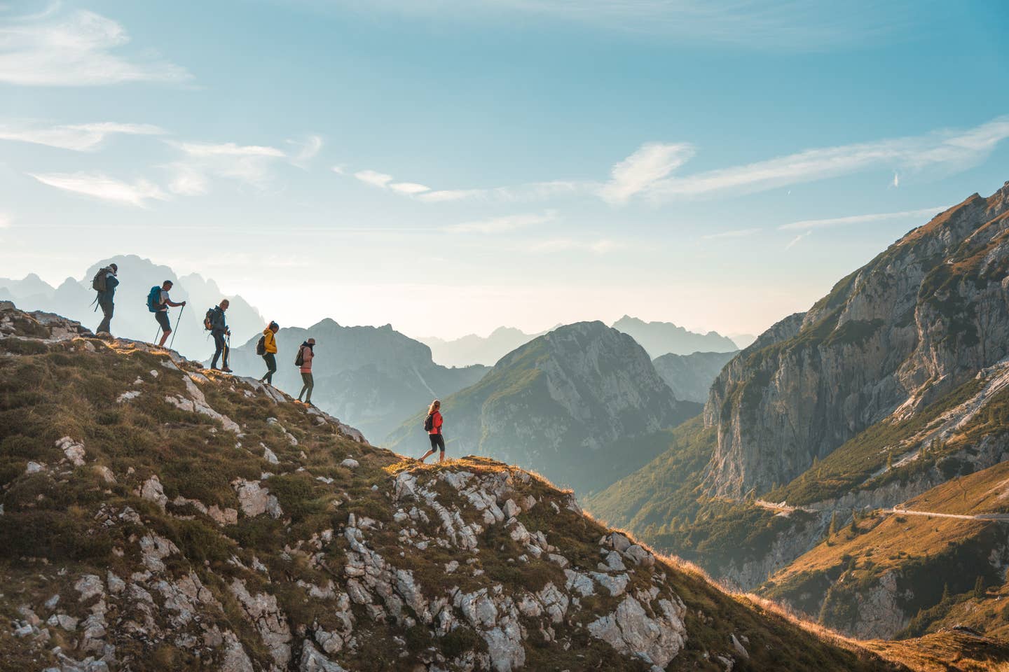 Eine Gruppe Menschen wandern in den Bergen von Slowenien