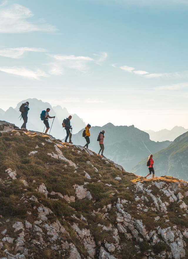 Aktivurlaub Eine Gruppe Menschen wandern in den Bergen von Slowenien