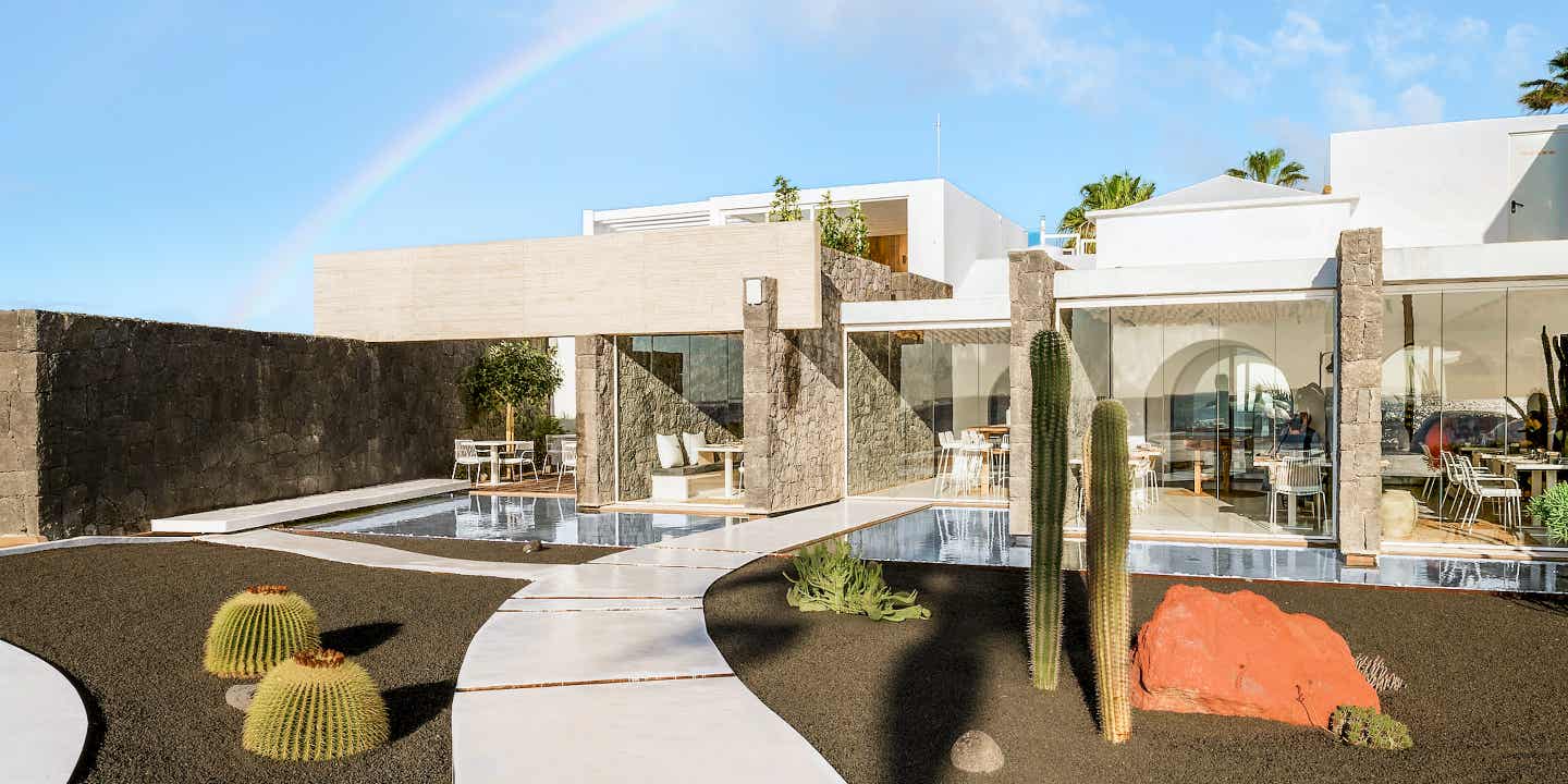 Der nahe Vulkan hält Einzug bis in den Garten, die Wege folgen der Struktur der Wellen des nahen Meeres Der nahe Vulkan hält Einzug bis in den Garten, die Wege folgen der Struktur der Wellen des nahen Meeres