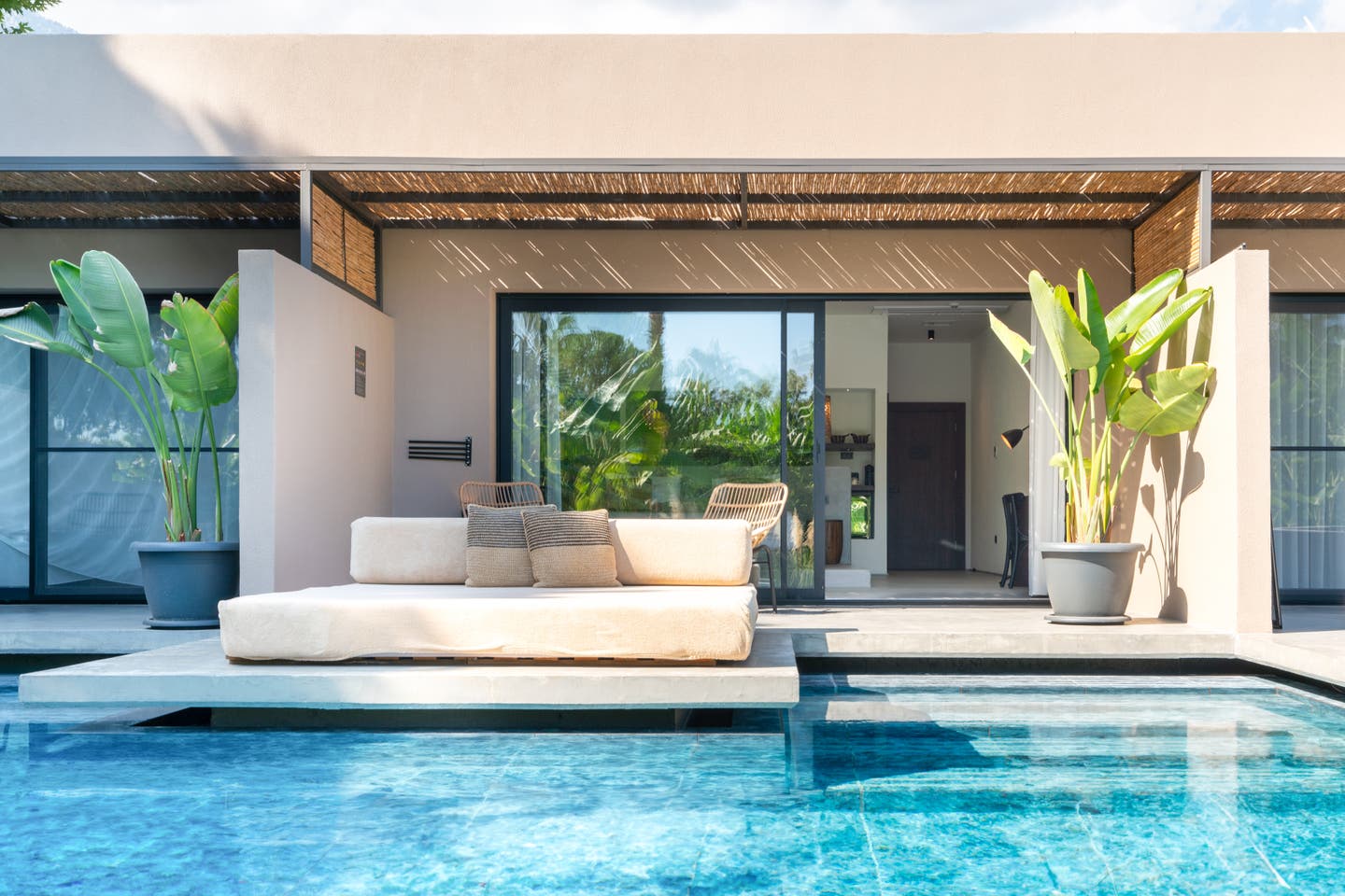 Terrasse der Balmy Signature Swim-Up Suite