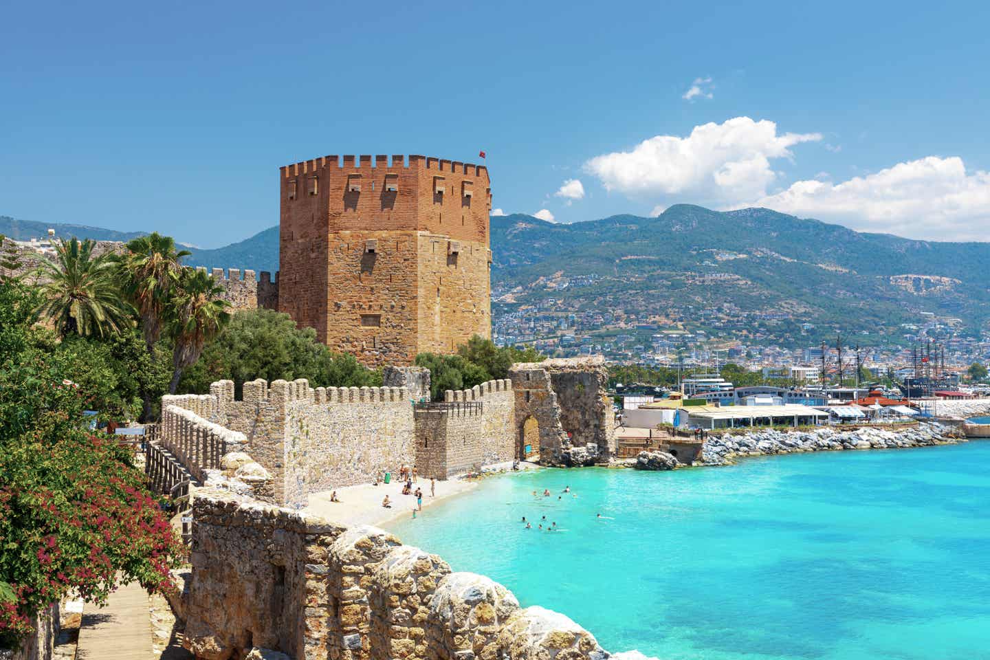 Türkische Riviera Urlaub mit DERTOUR. Festung und Hafen von Alanya