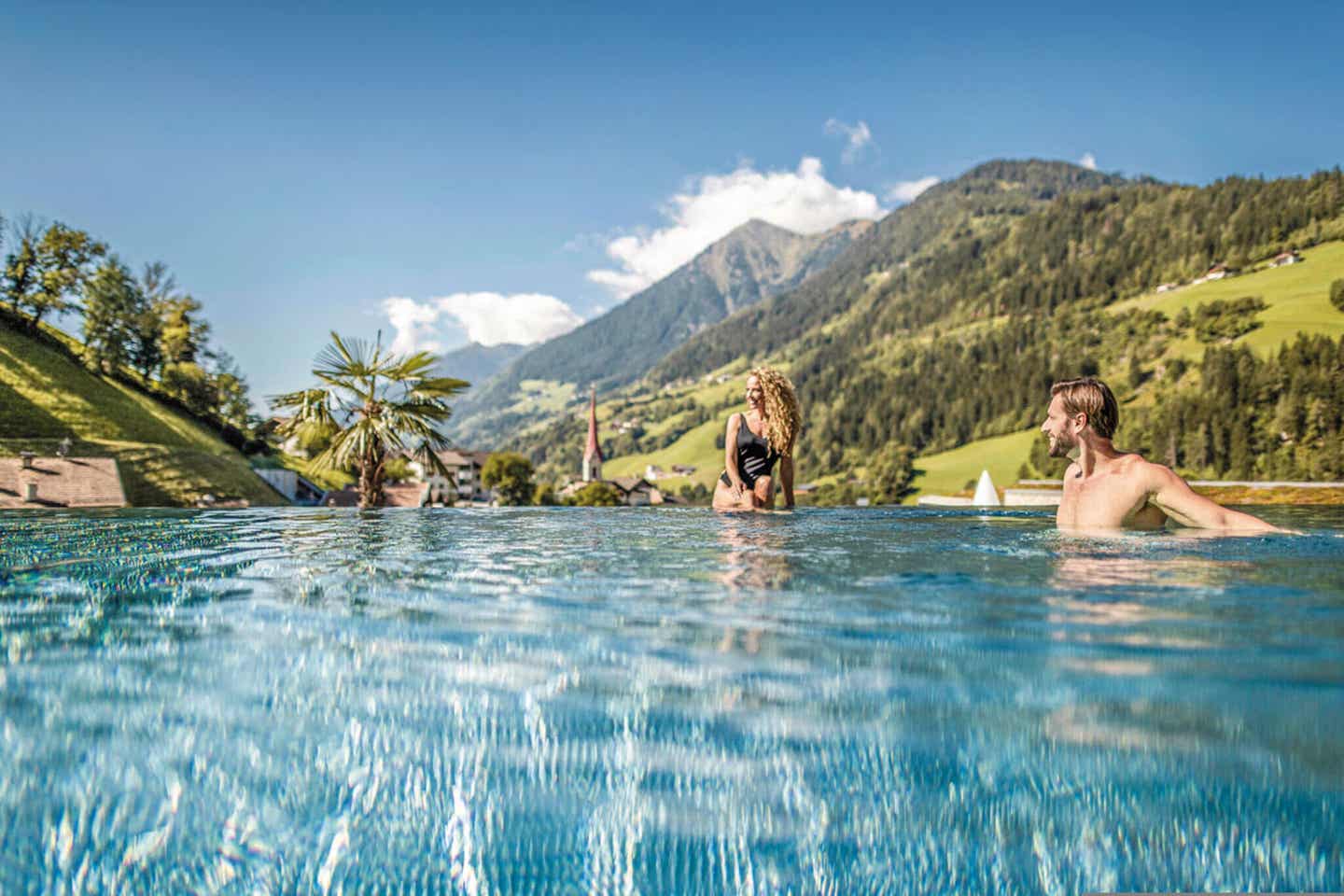 Inifnity Pool mit Balkon im Stroblhof im Südtirol