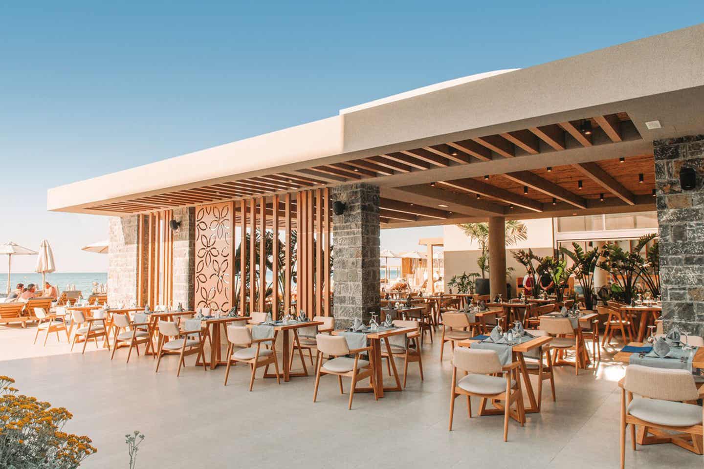 Ein Blick auf die elegant eingerichtete Terrasse im Sentido Unique Blue Resort auf Kreta