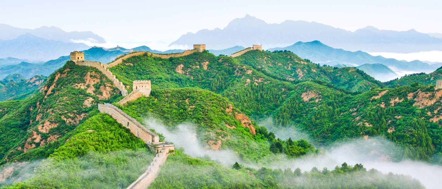 Eins der 7 neuen Weltwunder: Die Chinesische Mauer schlängelt sich über grüne Berghänge