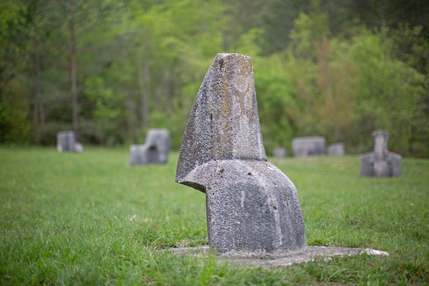 Ein Steindenkmal an der Glagolitischen Allee bei Hum in Kroatien