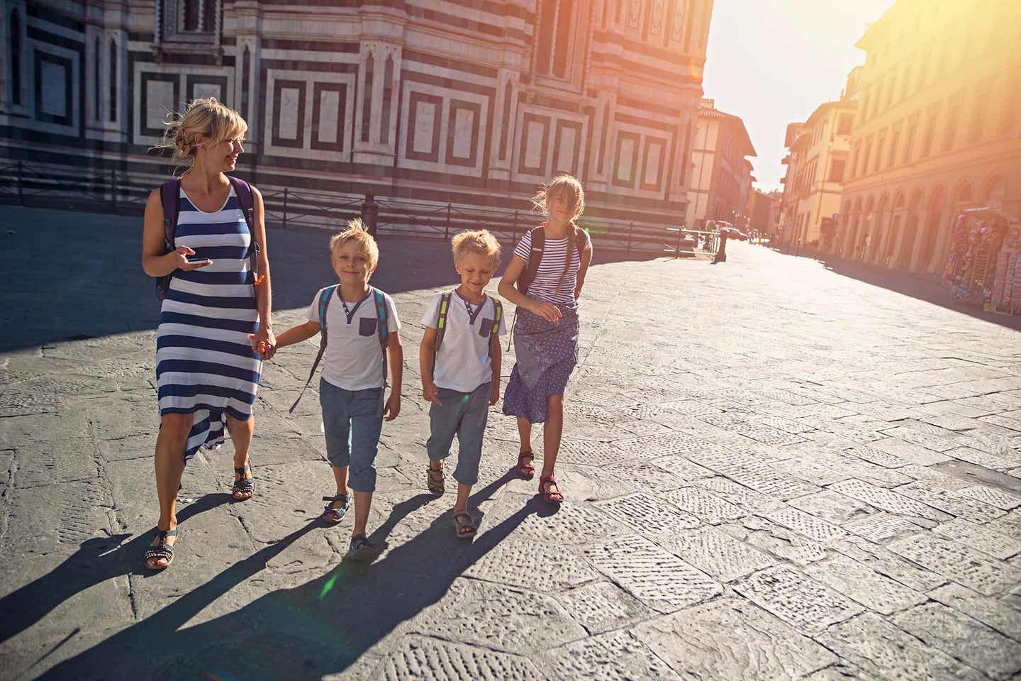 Familien beim Sightseeing im sonnigen Italien