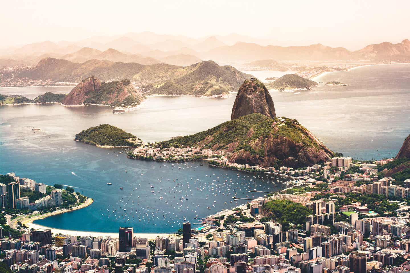 Urlaub in Rio de Janeiro – Blick über die Stadt und auf den Zuckerhut