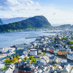 norwegen-alesund-stadt-von-oben-g-1159183268.jpg