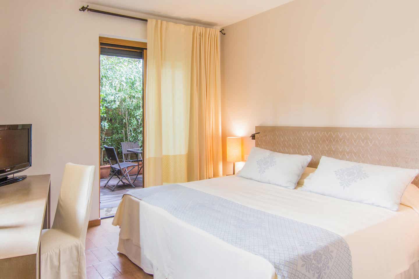 Ein hell eingerichtetes Zimmer im Hotel Aquadulci auf Sardinien